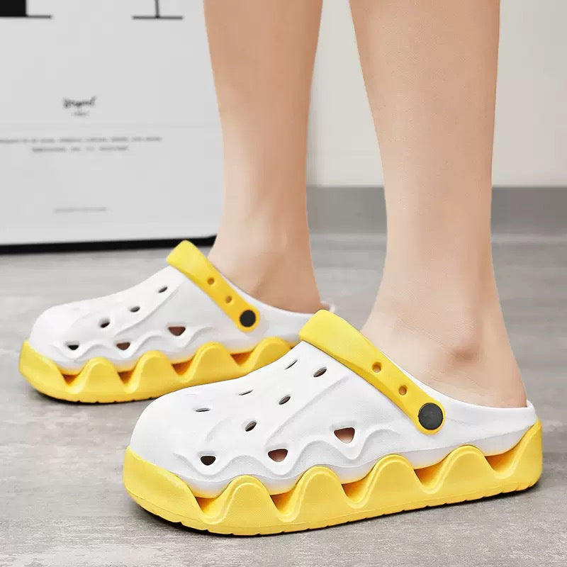 2025 Summer New Thick-Soled Breathable Non-Slip Beach Sandals, Stylish And Water-Draining Casual Flip-Flops.